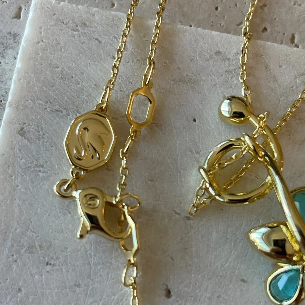 Swarovski Blue Flower Necklace Gold Tone Crystal Floral Pendant Dainty Jewelry - Picture 4 of 4